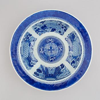 A large blue and white "Fitz Hugh pattern" wash basin, Qing dynasty, 19th century.