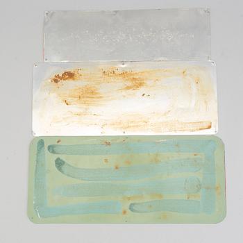 SKYLTAR, målad plåt, 1960-tal.