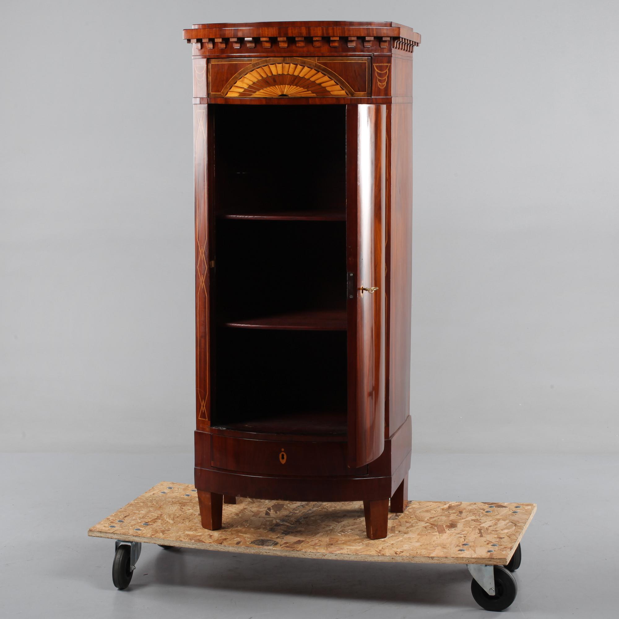 SKÅP, empire, 1800-talets första hälft.