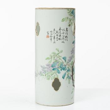 Vas/perukstock, porslin, Kina, 1900-talets första hälft.