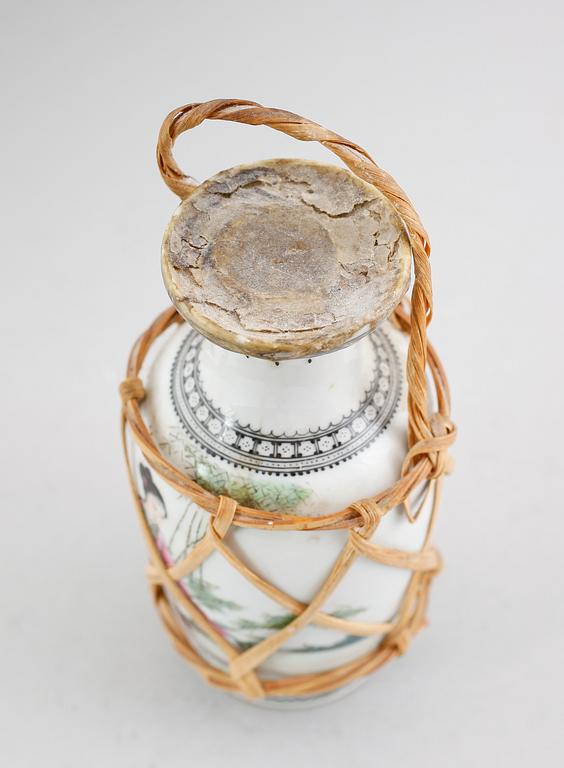 KRYDDFLASKA, porslin, Kina, 1900-tal.