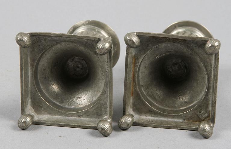 LJUSSTAKAR, ett par, tenn, gustaviansk stil, 1800-tal.