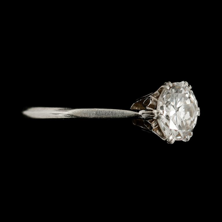 RING, 18 k vitguld, med solitär briljant 1.50 ct enl gravyr.