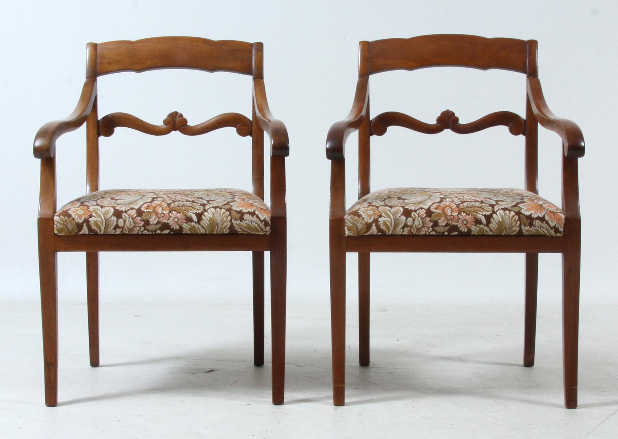 KARMSTOLAR, ett par, 1900-talets första hälft.