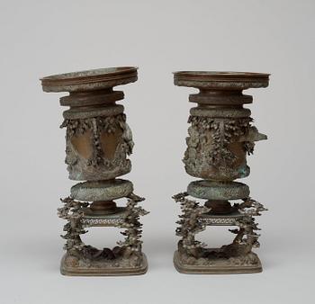 A pair of richly decorated Japanese bronze vases, period of Meiji (1868-1912).