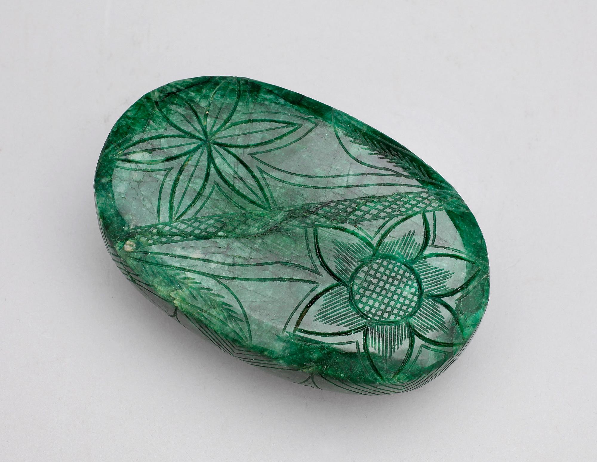 NATURLIG SMARAGD, ovalt slipad, oinfattad. 3953ct enl cert från International Gemological Laboratories and Institute.