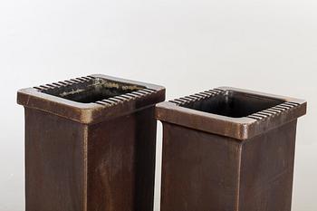 FÖRVARINGSKÄRL HÖGANÄS, 2 st, saltglaserat stengods, 1900-talets första del.