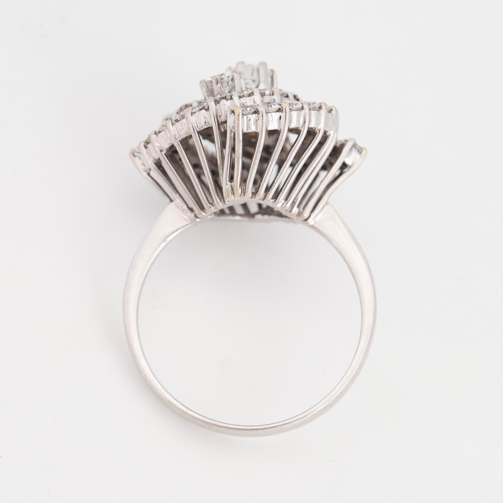 RING, med briljantslipade och åttkantslipade diamanter.