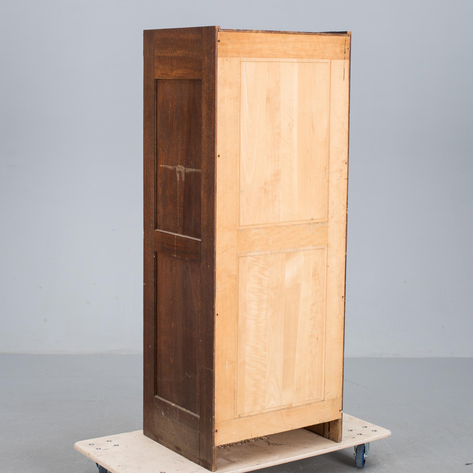 ARKIVSKÅP med jalusi, betsat trä. 1900-talets flrsta hälft.