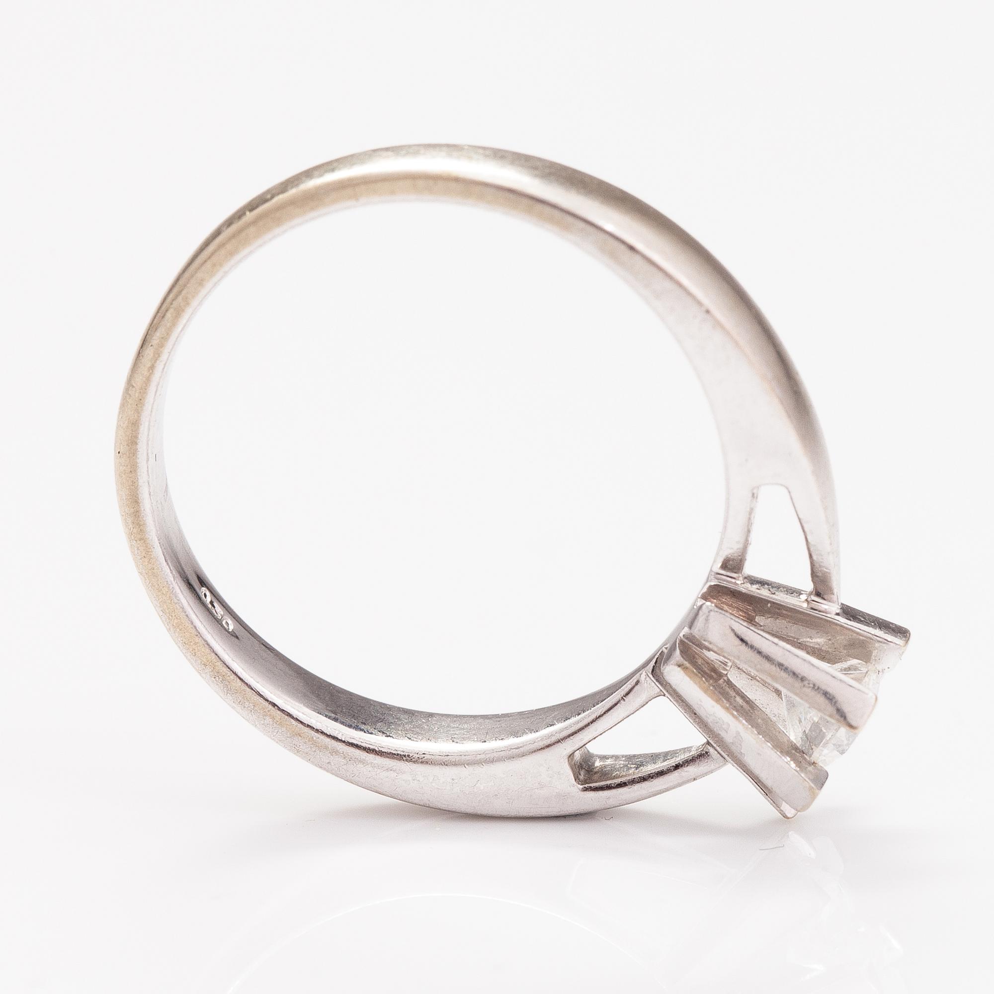 A 14K white gold ring with a diamond ca. 0.30 ct. Marked Chanti.