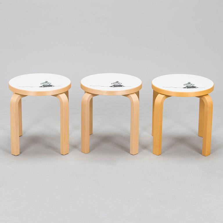 Alvar Aalto, Lastenkaluste, 3 osaa,  pöytä ja jakkaroita 3 kpl, yhteistyö Moomin Characters 2013.