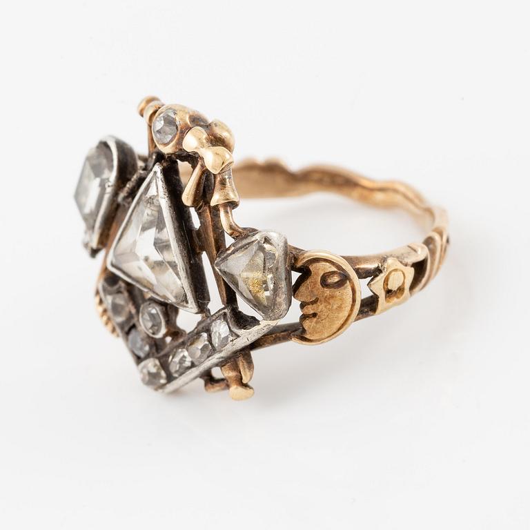 A ring in 14K gold and silver set with old-cut diamonds.