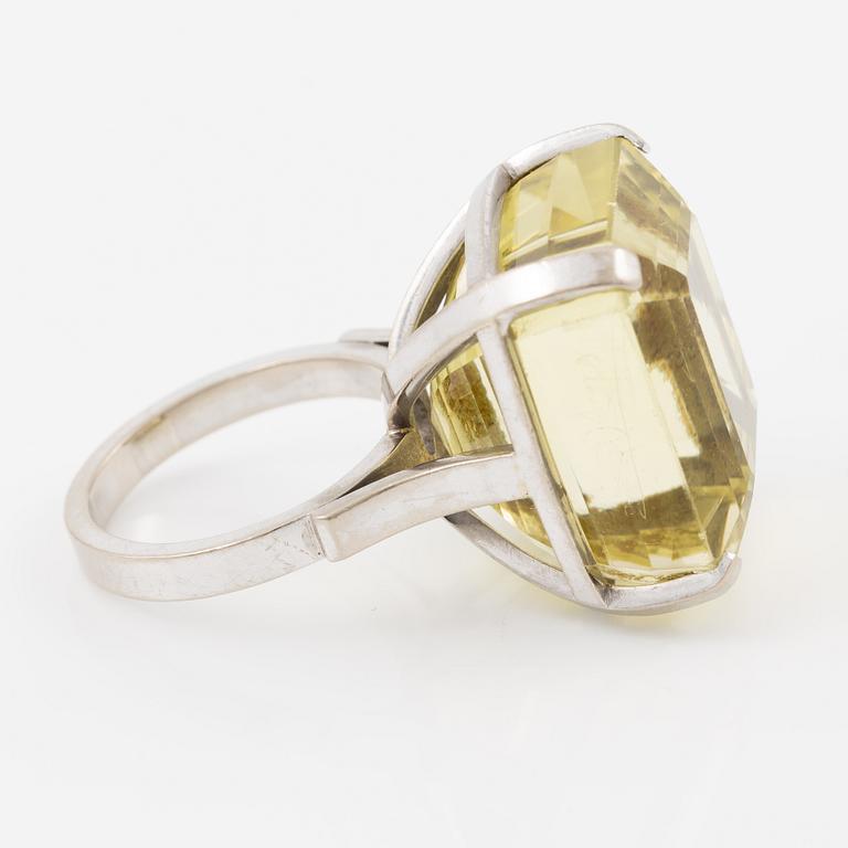 Ring 18K white gold with lime-coloured step-cut quartz.