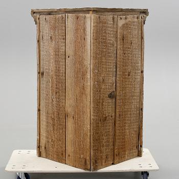 HÖRNSKÅP, gustavianskt. 1700-talets slut.