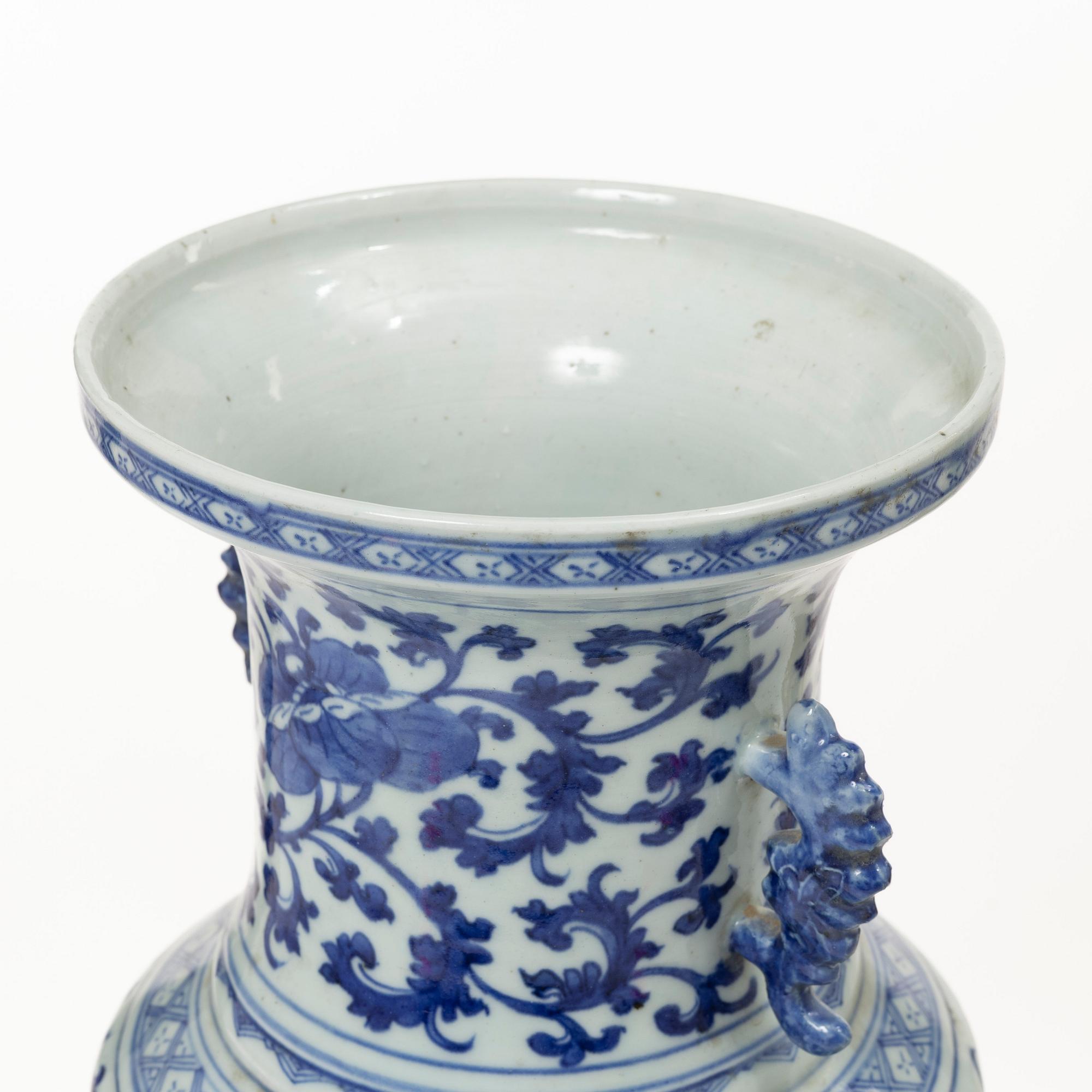 A blue and white porcelain vase, China, Qing dynasty, 19th century.
