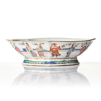 A group of three famille rose dishes, late Qing dynasty.