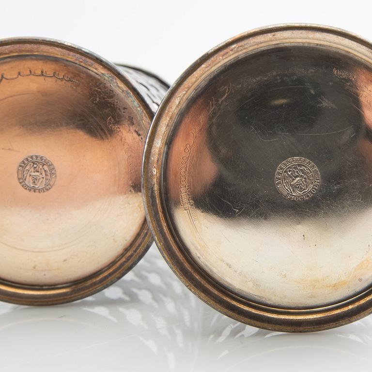 Firma Svenskt Tenn, flaskställ ett par av vitmetall modell nr 2562, samt fat av tenn, Stockholm 1900-talets andra hälft.