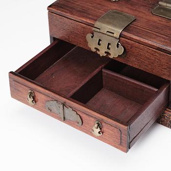 Schatull med spegel, hardwood. Sen Qingdynastin, 1800-tal.