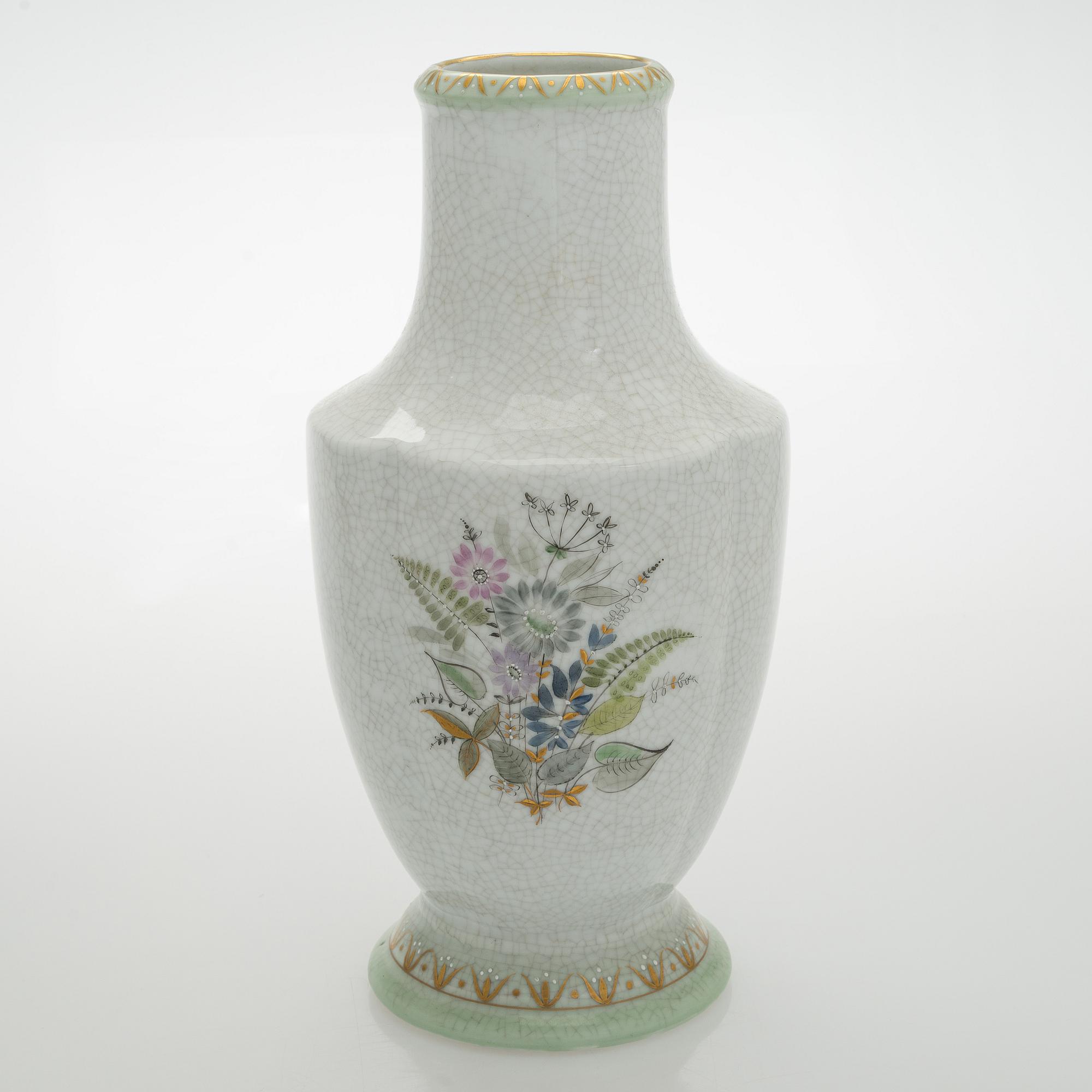A ceramic vase, Arabia, first half of the 20th century.