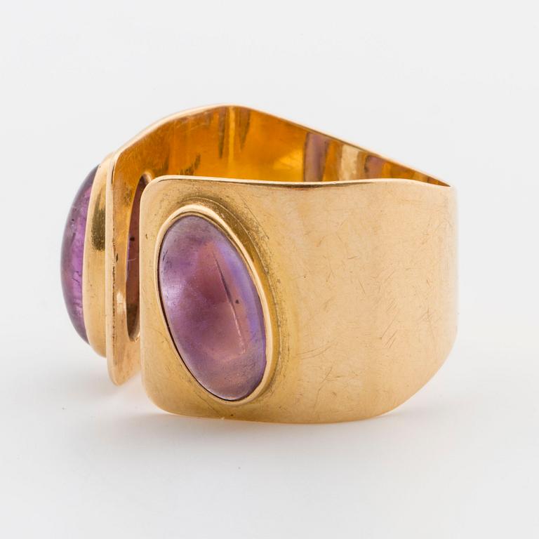 RING, med cabochonslipade ametister.