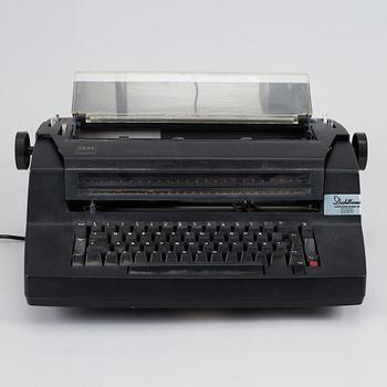 Skrivmaskin, IBM Selectric Typewriter 670X samt fotografi, Mikael Jansson.