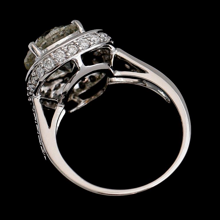 RING, 18 k vitguld, briljantslipad diamant ca 3.85 ct, samt briljantslipade diamanter tot ca 0.74 ct, totalt ca 4.59 ct.
