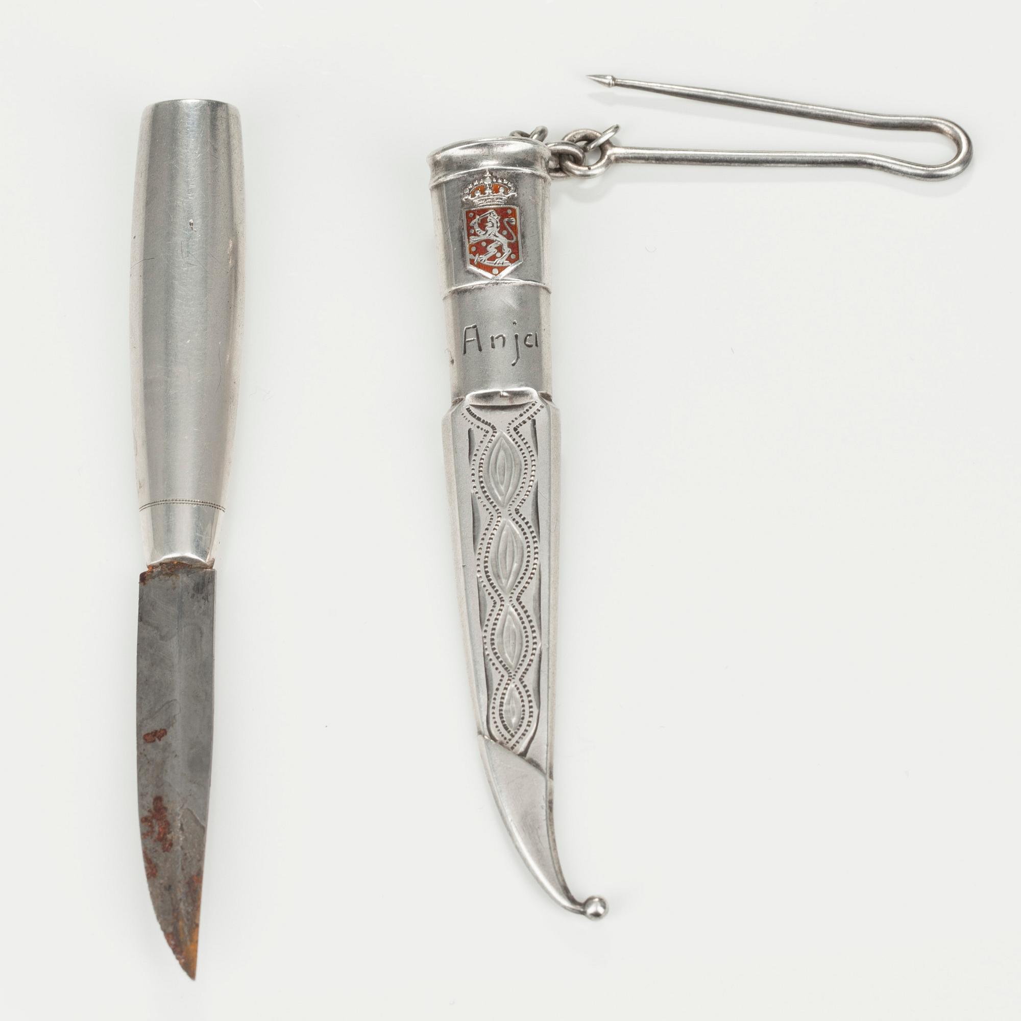 SLIDKNIV, 813 silver, emalj, stål. Suomen Kultaseppä Oy. Början på 1900-tal.