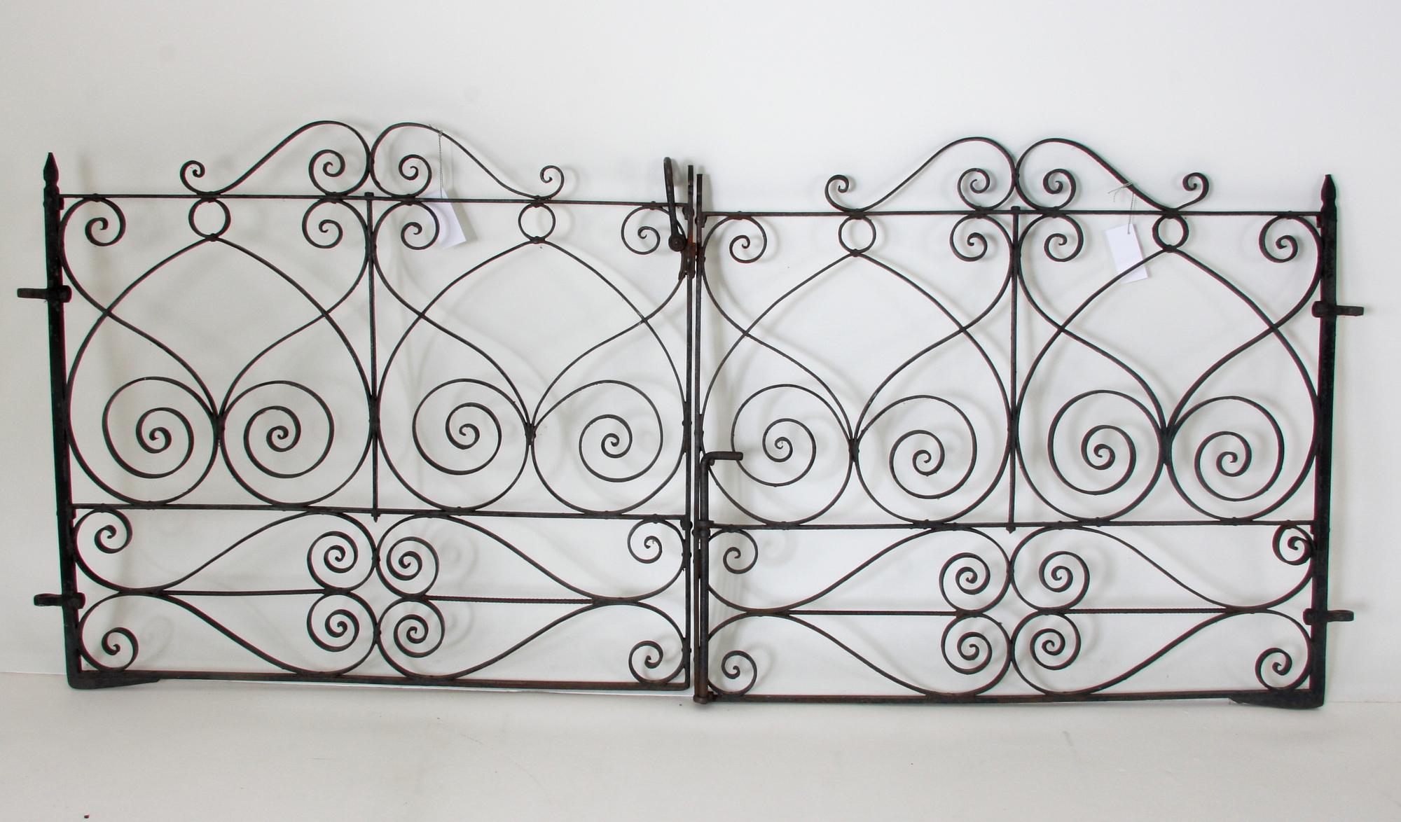 TRÄDGÅRDSGRINDAR, ett par, järn.