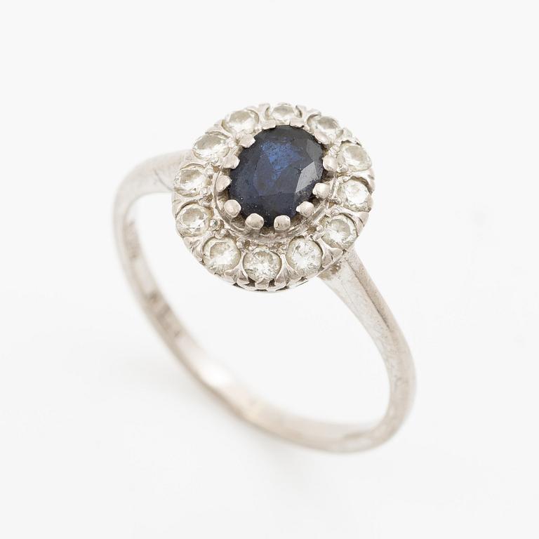 Ring, 18K white gold, camée model with sapphire and brilliant-cut diamonds.