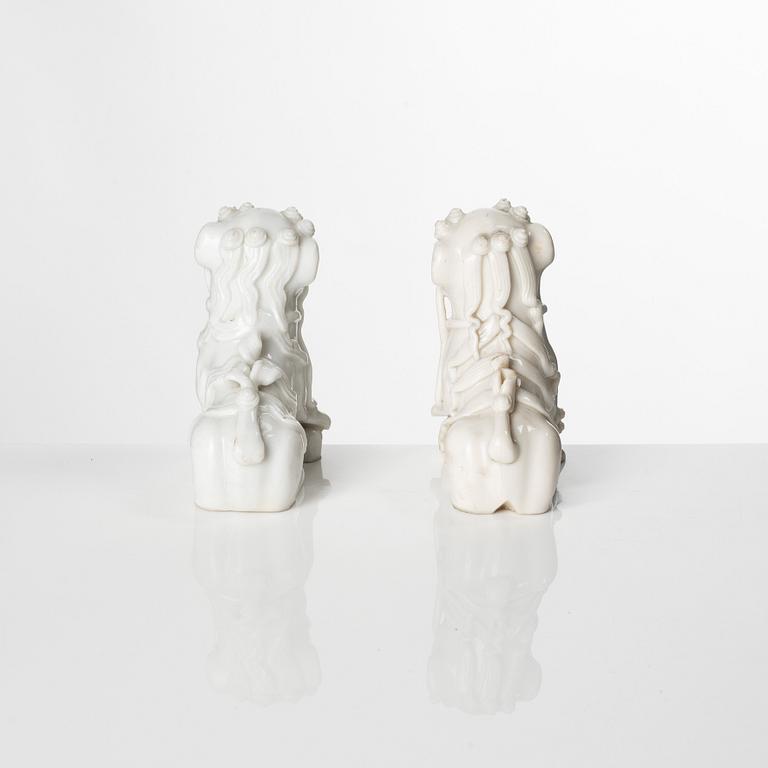 Fohundar, ett par, blanc de chine. Kina, Qingdynastin, Kangxi (1662-1722).
