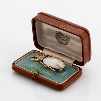 Brosch i form av skalbagge 14K guld och silver med en pärla och gammalslipade diamanter samt rubiner.