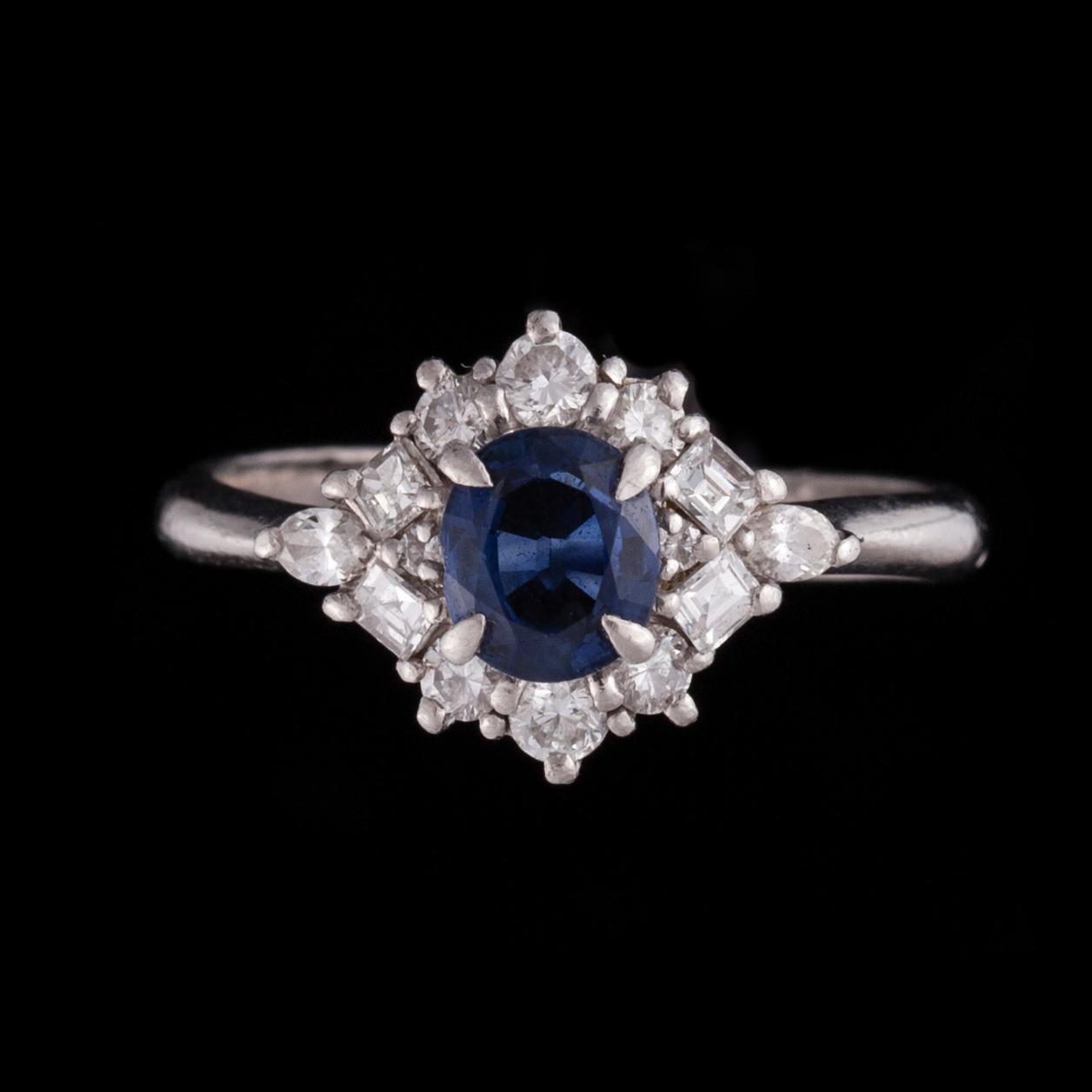 RING, platina, safir, diamanter. Vikt ca 4,3 g.