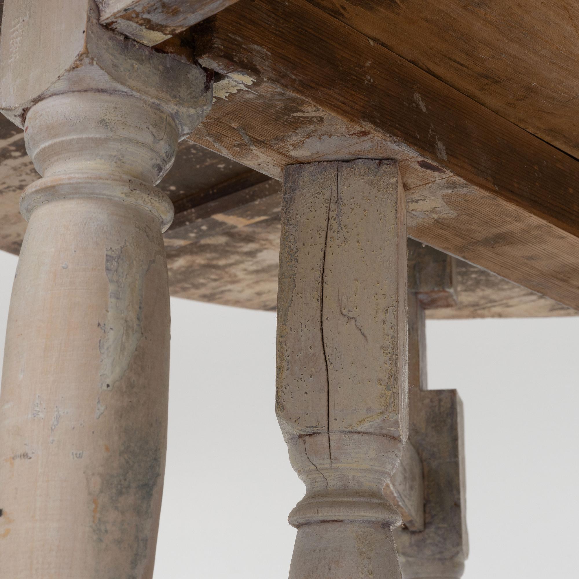A gate leg table 18th/19th century.