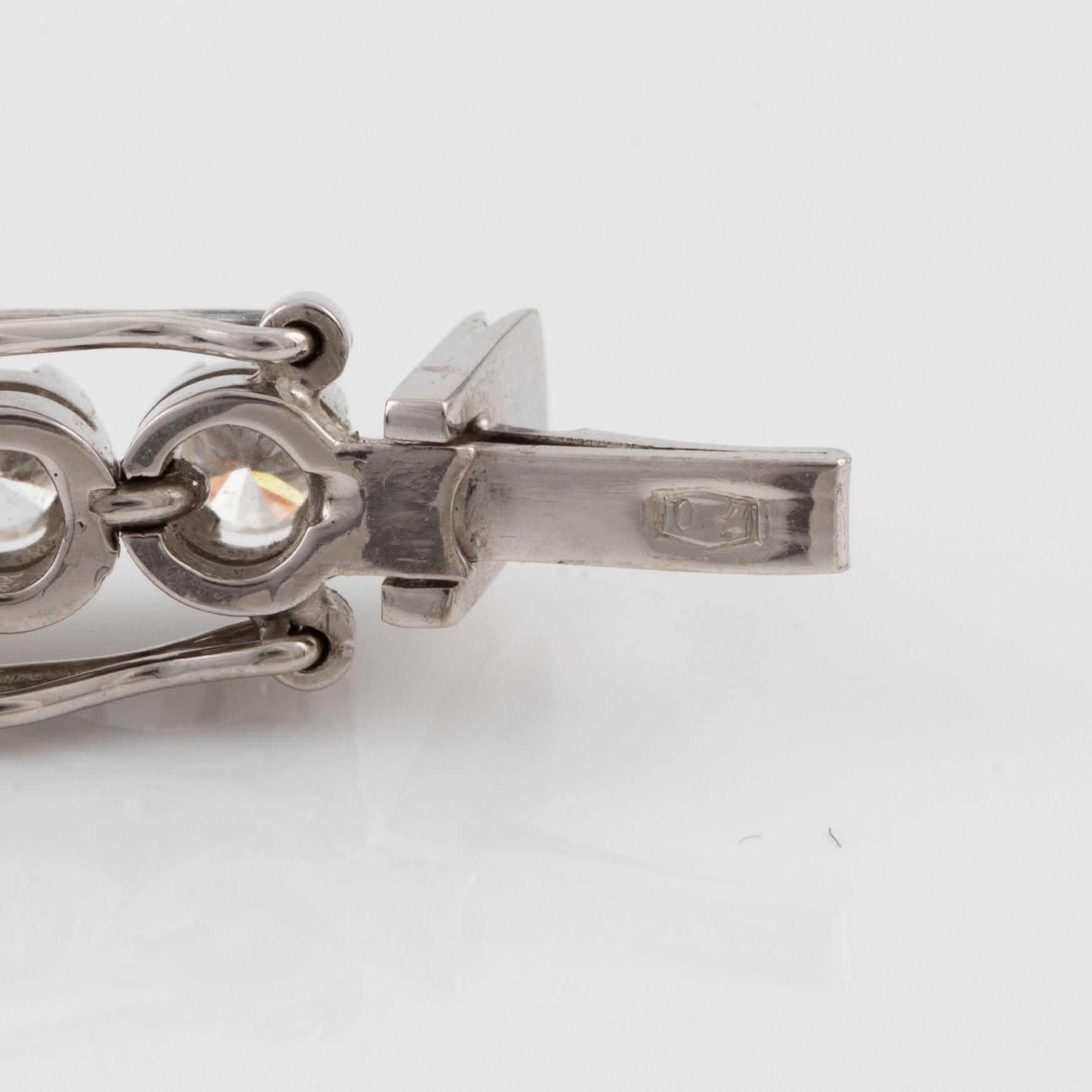 Tennis bracelet in white gold with brilliant-cut diamonds.