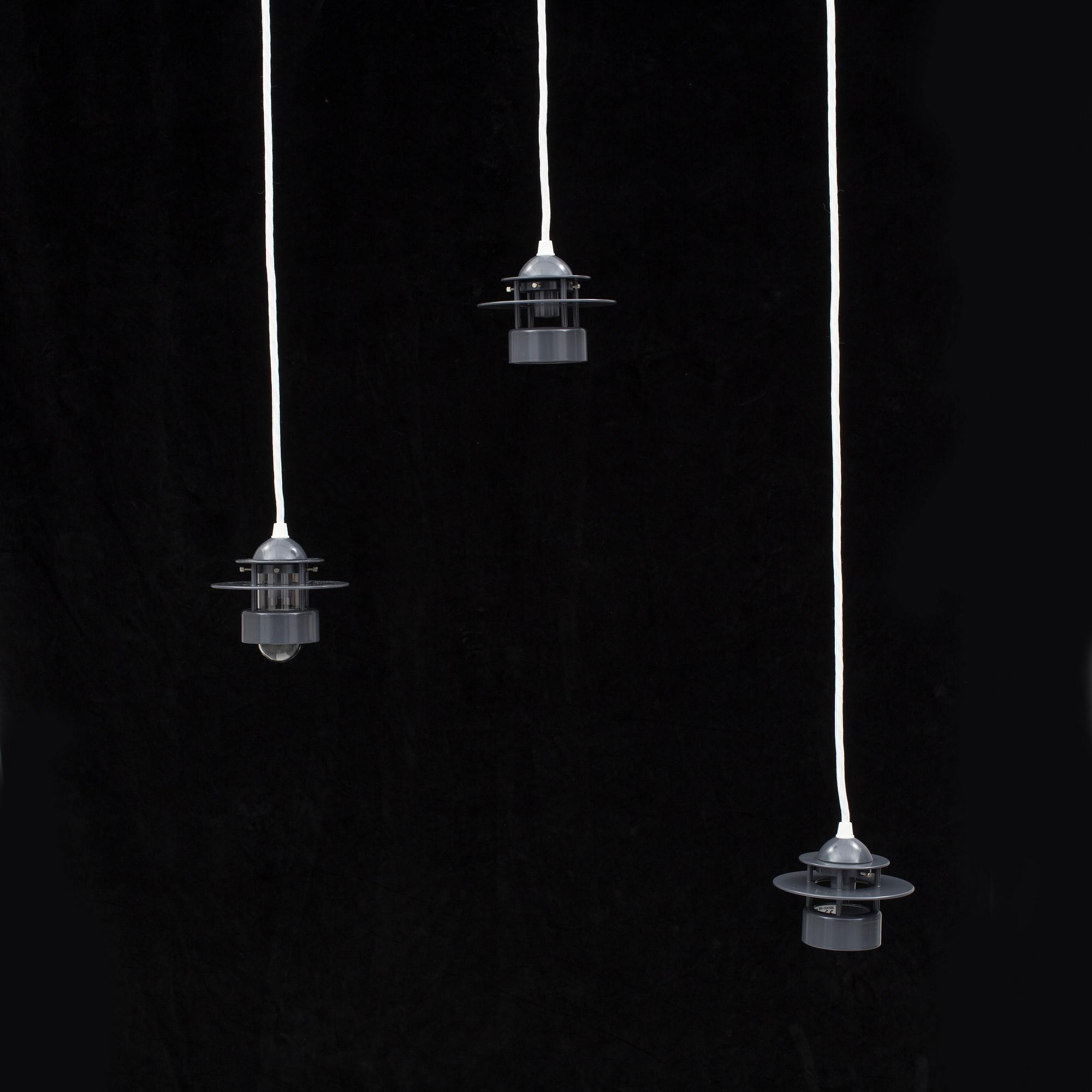 PENDELLAMPOR, 3 st, "Orbiter" av Jens Møller-Jensen för Louis Poulsen.