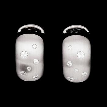 A pair of brilliant cut diamond earrings, tot. app. 0.50 cts.