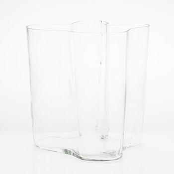 Alvar Aalto, a '3031' vase signed Alvar Aalto 28/1985.