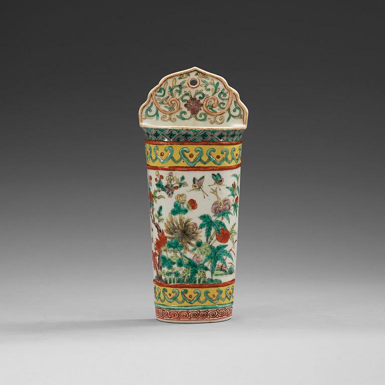 A famille verte wall vase, late Qing dynasty, 19th Century.