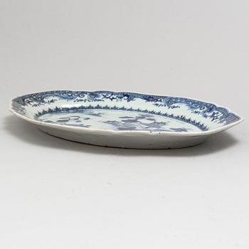 A blue and white export porcelain tureen with cover and a serving dish, Qing dynasty, Qianlong (1736-95).