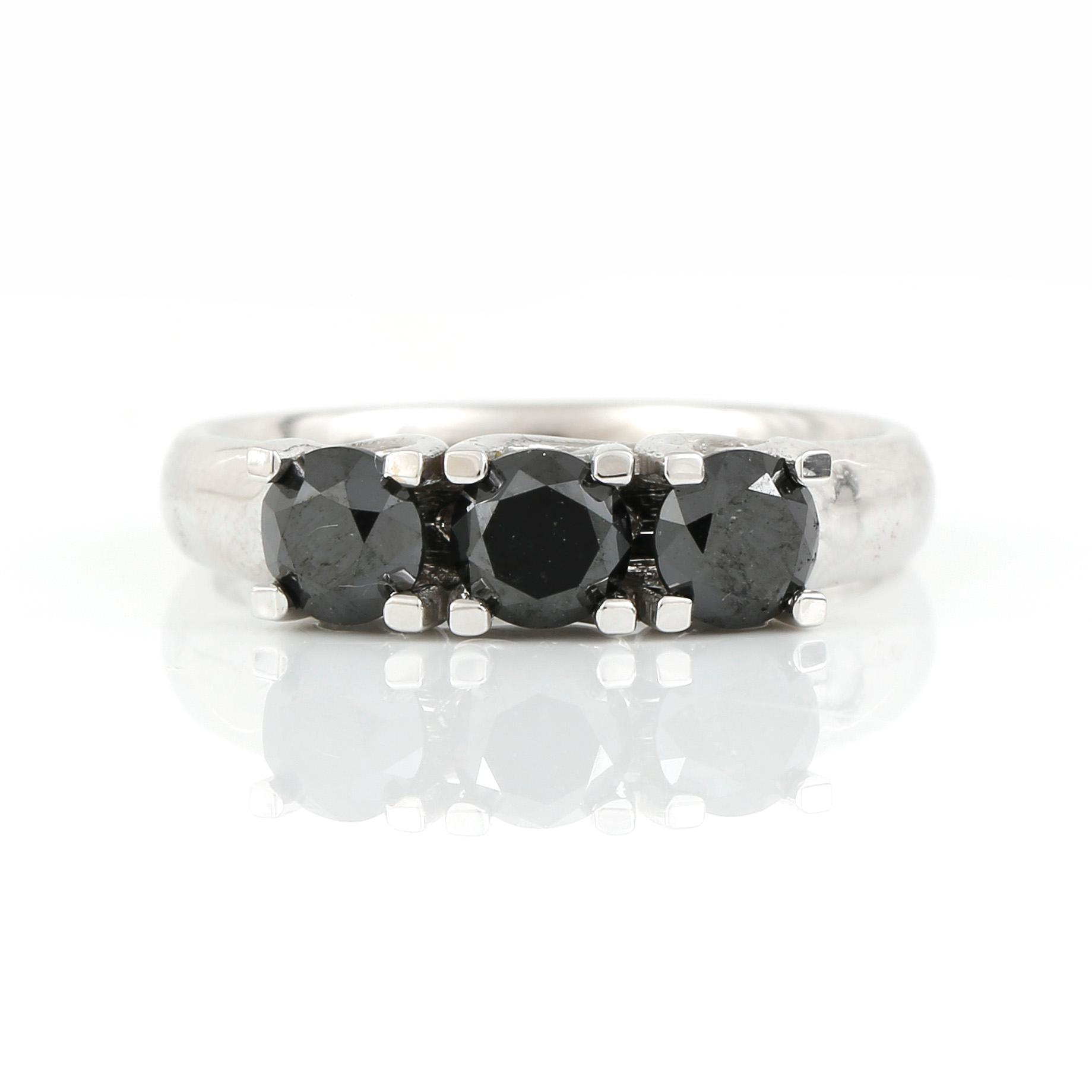 RING, 18K vitguld med svarta diamanter tot 0,99 ct. Vikt 4,65 gram.