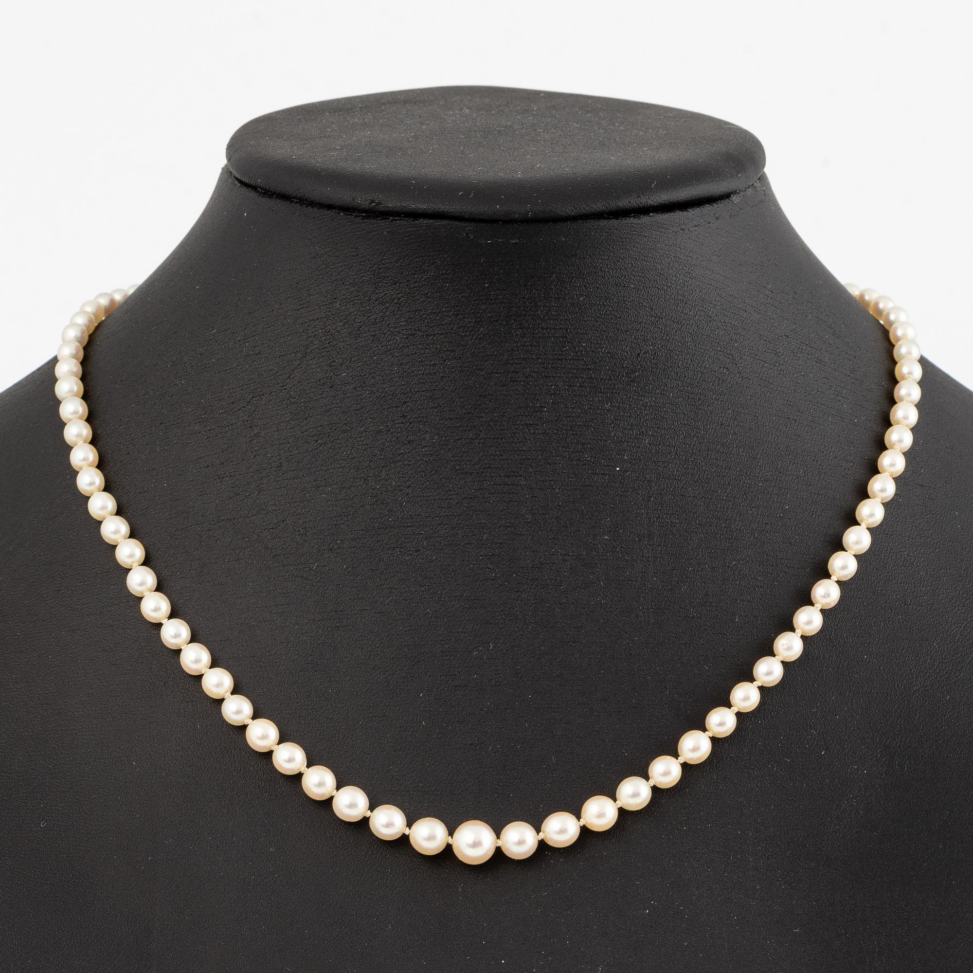 Pearl necklace, with graduated cultured pearls, clasp 18K white gold.