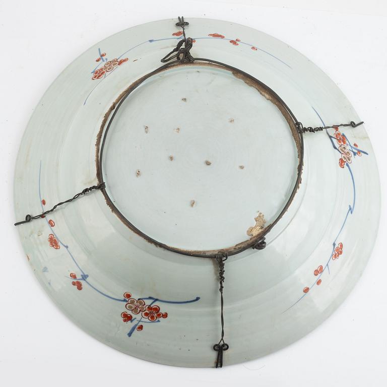 A large Japanese imari dish, 20th century.