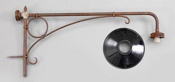 UTOMHUSBELYSNING, Lampa i gjutjärn för utomhusbelysning från 1900-talets första hälft.