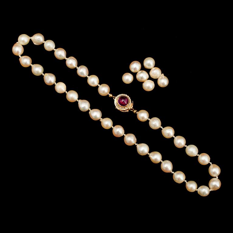 PÄRLCOLLIER, lås 18 k med cabochonslipad ametist och orientpärlor.
