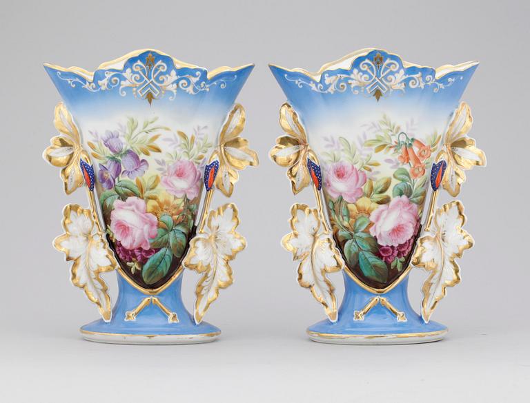 PRAKTVASER, ett par, porslin, 1800-tal.