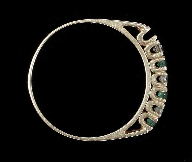 RING, 18k guld med små briljantslipade diamanter och smaragder. Vikt ca 2,8 gram.