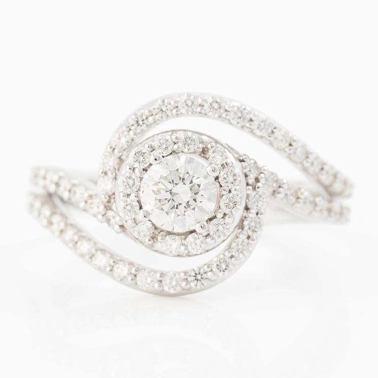 Ring 14K white gold set with round brilliant-cut diamonds.