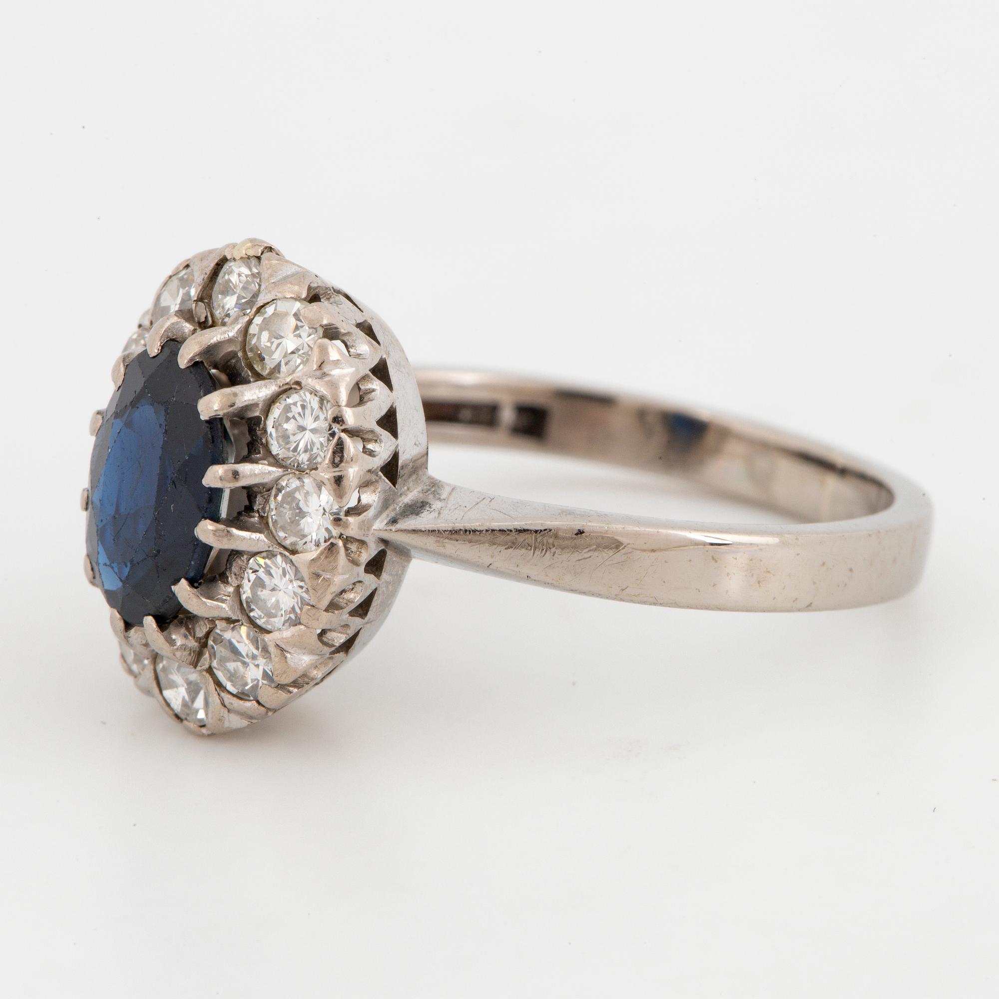 CARMOSERING,  18K vitguld med safir och diamanter.