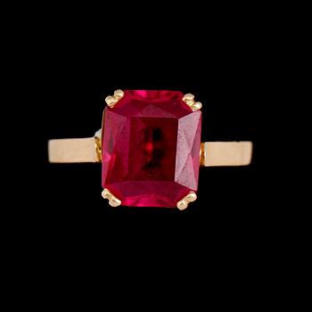 RING, 18 k guld, 1952, med röd fasettslipd sten. Total vikt ca 4 gram.
