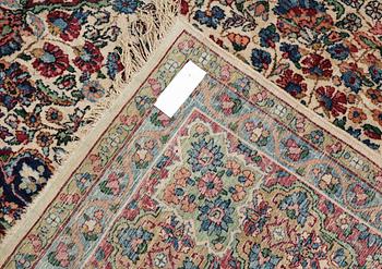 Carpet. Semiantik Kirman. 321 x 242,5 cm.